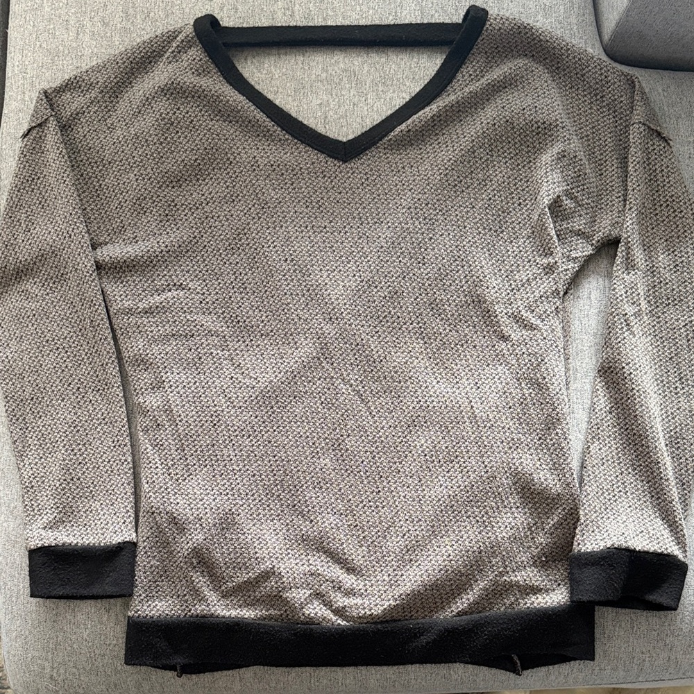 1.4.3 Story by Line Up Gray Black Contrast Open Back Sweater